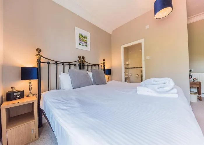 Holly-Wood Guest House